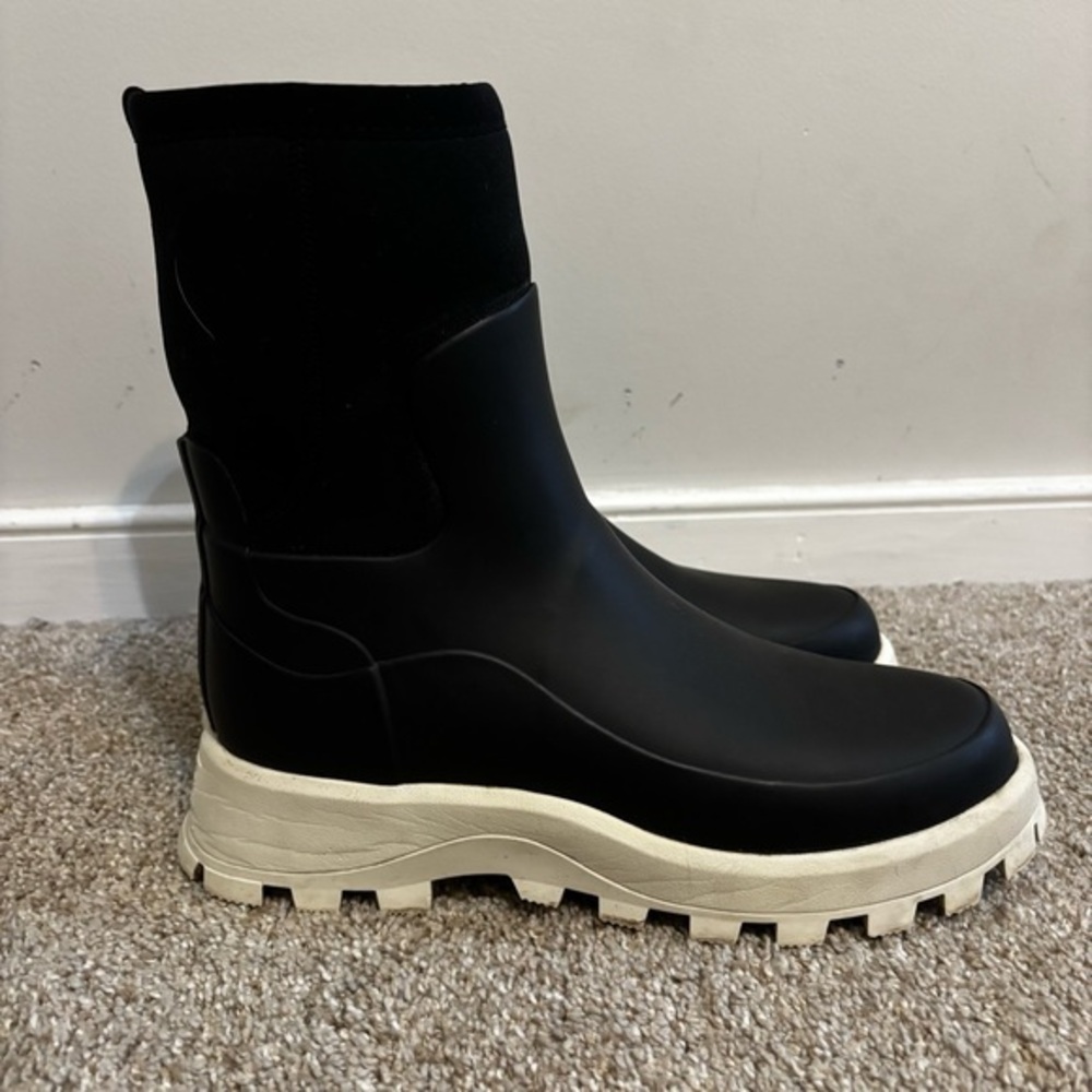 Hunter Women’s City Explorer Short Rain Boots, Black/Shaded White Size 9